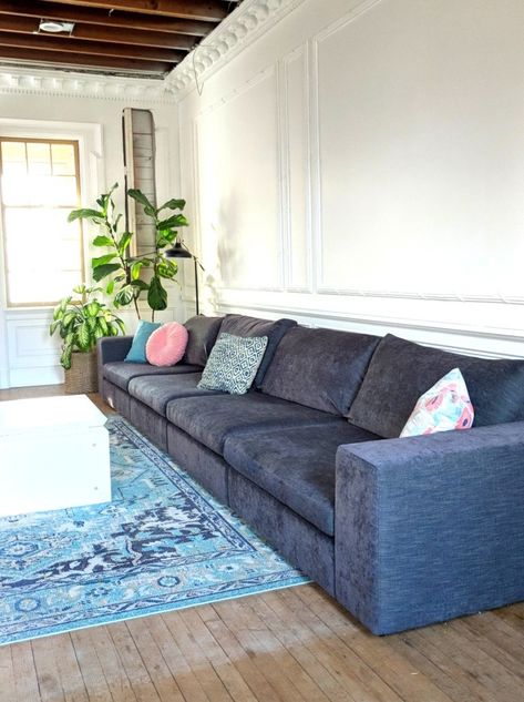 This modular sectional can be one long couch or sooooo may different L-shaped configurations! {Reality Daydream} Extra Long Sofa Living Rooms, 4 Seat Couch, Extra Long Couch Living Room, Long Couch Living Room, Modular Couch Living Room, Studio Apartment Plans, Extra Long Couch, Narrow Furniture, Room Cool Ideas