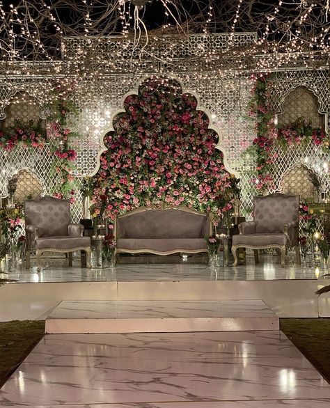 White Wedding Stage Decor, Mehendi Stage, Reception Stage Decoration Backdrops, Stacked Tile Backsplash, Pakistani Wedding Stage, Shaadi Ideas, Stacked Tile, Shaadi Decor, Tile Backsplash Ideas