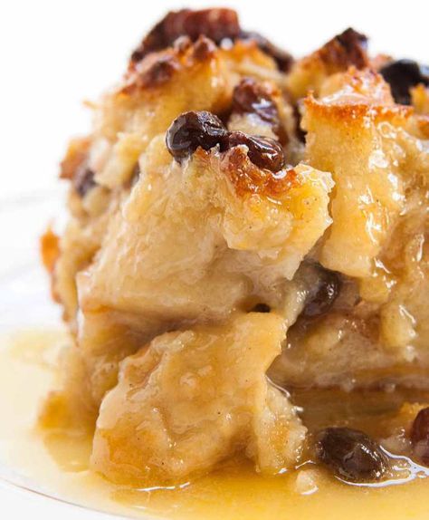 New Orleans Bread Pudding, New Orleans Bread, Puding Roti, Bourbon Sauce, Overnight Oat, Bread Pudding Recipe, Diet Vegetarian, Flank Steak, Köstliche Desserts