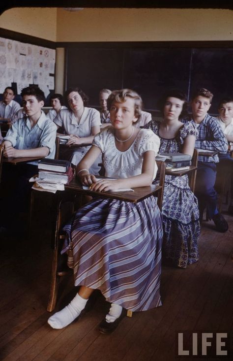 vintage everyday: Color Photographs of Students at New Trier High School in 1950 1950s Life, 1950s Aesthetic, Life In The 1950s, American High School, Lauren Bacall, Vintage School, School Dresses, Group Of People, Vestidos Vintage