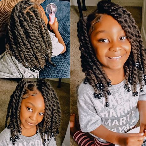 Two strand hair twists with a bead at the end is a perfectly easy solution to keep the twists from unraveling! 💜💖 __________ 📸 photos and… Toddler Hairstyles, Jersey Hairstyles, Twist Hairstyle Kids, Winter Natural Hairstyles, Hair Twists, Kid Hair, Lil Girl Hairstyles, Afrikaanse Mode, Natural Hairstyles For Kids