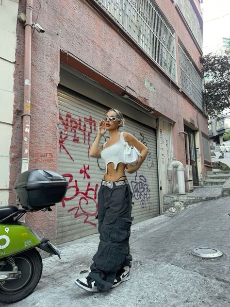 Streetwear Fashion Futuristic, Cargo Pants Photoshoot Ideas, Women Streetwear Photoshoot, Streetwear Fashion Women Aesthetic, Edgy Streetwear Outfits, Y2k Photoshoot Ideas Street Styles, Streetwear Photoshoot Ideas Women, Streetstyle Photoshoot Ideas, Cargo Pants Photoshoot