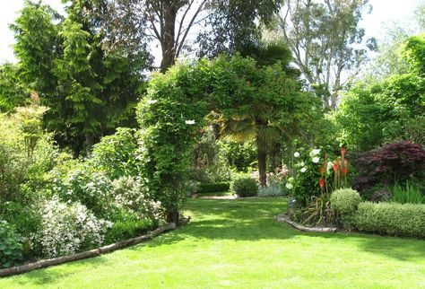 A large garden can be broken up into a series of more interesting spaces using arches, hedges, screens etc. Garden Dividers, Large Backyard Landscaping, Patio Grande, Desain Lanskap, Cottage Garden Design, Backyard Landscape, Large Garden, Big Garden, Large Backyard