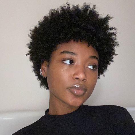 @taylorthompkins • Instagram photos and videos Short Curly Pixie Cut, Curly Wigs With Bangs, Curly Pixie Cut, Short Haircuts With Bangs, Short Curly Pixie, Natural Hair Diy, Afro Curls, Stylish Short Haircuts, Edgy Haircuts