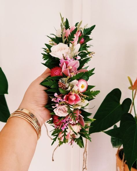 Haku Lei Graduation, Lei Po'o Flower Crowns, Wedding Lei, Haku Lei, Pale Pink Weddings, Island Aesthetic, Chic Garden, 18th Bday, Flower Lei