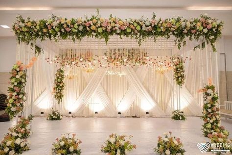 Beautiful////Decor_Ideas Reception Mandap Decoration, Shadi Hall Background, Wedding Reception Backdrop Indian, Wedding Hall Flower Decorations, Hall Reception Wedding, Stage Wedding Backdrop, Wedding Backdrop For Reception, Hall Decoration Ideas For Wedding, Hall Decoration For Wedding