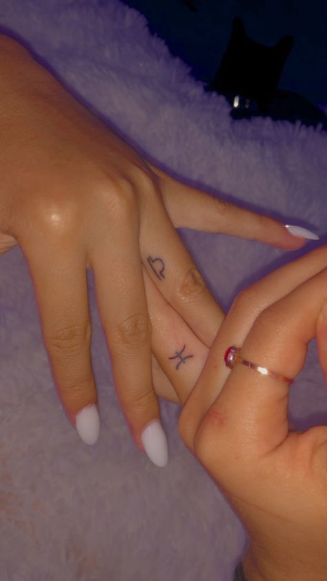 #zodiac #zodiacsign #zodiacsigntattoo #pisces #libratattoo #piscestattoo #matchingtatto #bestfriendtattoos Best Friend Tattoos Zodiac Signs, Small Pisces Sign Tattoo, Mini Pisces Tattoo, Sister Sign Tattoo, Pisces And Libra Tattoo, Pisces Inspired Tattoo, Pieces Tattoo Zodiac Pisces, Picies Zodiac Tattoo Ideas, Pieces Tattoo Zodiac