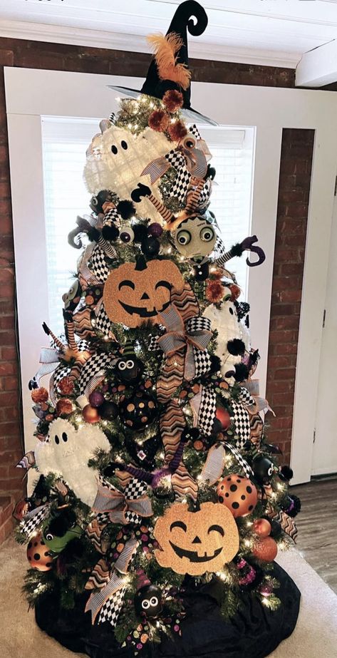 Halloween Decorated Christmas Trees, Diy Halloween Ornaments, Halloween Trees Ideas, Halloween Tree Topper, Diy Halloween Tree, Hay Bale Art, Fall Christmas Tree, Halloween Tree Decorations, Halloween Christmas Tree