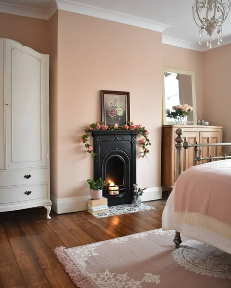 Modern Victorian Bedroom, Setting Plaster, Vintage Bedroom Decor, Victorian Bedroom, Bedroom Fireplace, Cottage Bedroom, Modern Victorian, Farrow And Ball, Cheap Things