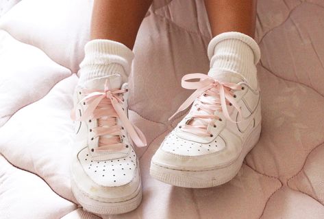 Ribbon Shoe Laces, Ribbon Shoes, Magical Things, Lace Sneakers, Pretty Shoes, Workout Accessories, Photo Instagram, White Shoes, White Sneakers