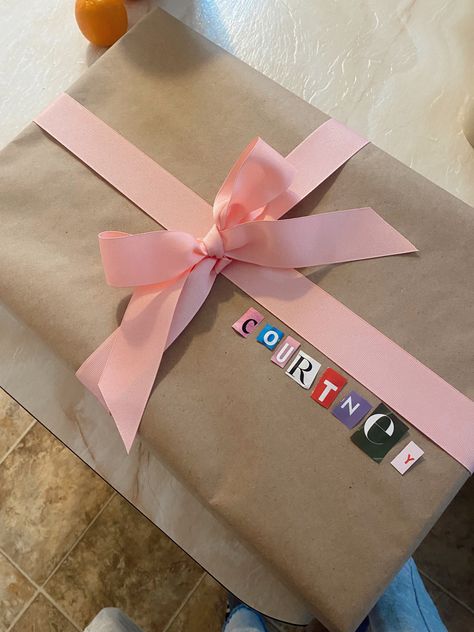 Road Trip Gift Basket, Diy Packaging Ideas, Goodie Bags For Adults, Vacation Gift Basket, Travel Gifts Ideas, Travel Gift Basket, Cute Gift Wrapping Ideas, Travel Presents, Hadiah Diy