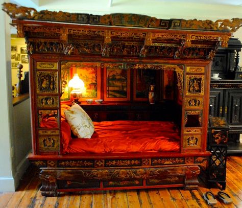 Chinese Wedding Bed circa 1800's Chinese Bed, Modern Asian Decor, Asian Decor Living Room, Bed Design Modern Luxury, Asian Bedroom, Sleeping Nook, Royal Bedroom, Wedding Bed, Asian Furniture