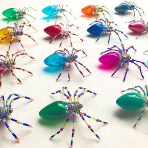 Christmas Ornament Tradition, Diy Key Projects, Ornament Tradition, Spider Ornaments, Light Bulb Crafts, Christmas Spider, Beaded Christmas Ornaments, The Spider, Christmas Ornament Crafts