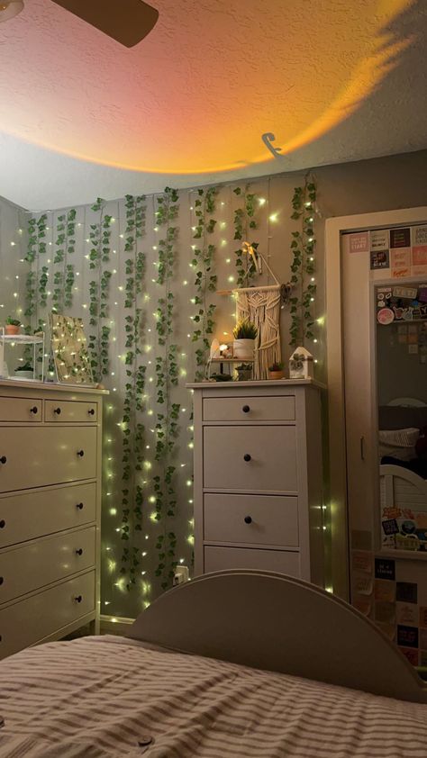 Room Ideas Vines And Fairy Lights, Green Wall Room Ideas Bedroom, Boho Ivy Bedroom, Plant Theme Room, Room Boho Ideas, Boho Wall Stickers Bedroom, Stickers On Mirror, Boho Bedroom Vines And Lights, Vine Leaves Room Decor Aesthetic