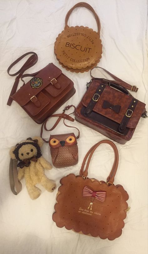 Biscuit Girl Aesthetic, Axes Femme Outfit, Biscuit Aesthetic, Choco Girl, Chocolate Bag, Choco Biscuit, Brown Messenger Bag, Owl Purse, Chocolate Girls