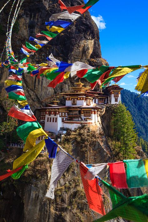 Tibet Travel, Tibetan Prayer Flag, Bhutan Travel, Nepal Culture, Nepal Travel, Breathtaking Places, Prayer Flags, Tibetan Buddhism, Bhutan