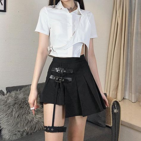 Product ID: BK4580   Main Material:Polyester Color: Black  As all products are unique we have included approximate measurements below:     SIZE/CM   Waist  Length    S    63    37.5      M   67    38.5      L   71    39.5       All measurements are approximate and can vary slightly. We recommend you take bust/waist/hip measurements before purchasing and leave 1-3 cm for error. Asymmetrical Outfit, Leg Ring, Gothic Skirt, Short Pollera, Mini Pleated Skirt, Outfits Y2k, Corset Bustier, Black Pleated Skirt, Half Skirt