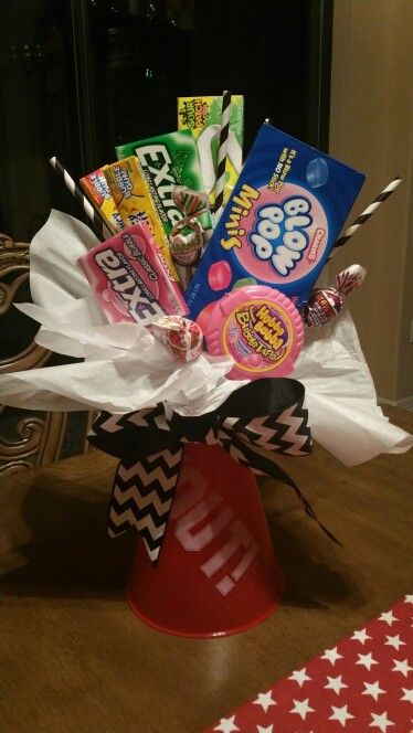 Megaphone candy bouquet Megaphone Candy Bouquet, Cheer Happies, Cheer Swag, Cheer Treats, Cheer Buckets, Cheer Decorations, Cheer Birthday Party, Cheer Music, Cheerleading Party