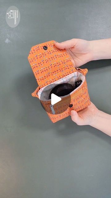 tendersmile.handmade on Instagram: "Quick and Easy sewing tips/ How to make a pouch with a front zipper / mini handbag tutorial #shortsvideo #shorts #sewingtutorial #reels #tendersmilehandmade" Sewing Tips, Tela, How To Make Hand Bags, Tendersmile Handmade, Handbag Tutorial, Zipper Pouch Tutorial, Mini Pouch, Mini Handbag, Mini Pouches