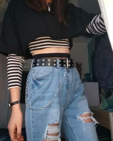 Aesthetic Grunge Outfits Woman, Rock Astethics Outfit, Alt Outfits Jeans, Subtle Goth Fashion, Formal Punk Outfits, Emo Girl Aesthetic Outfits, Egirl Style Outfits, Tank Crop Top Outfit, Ropa E Girl