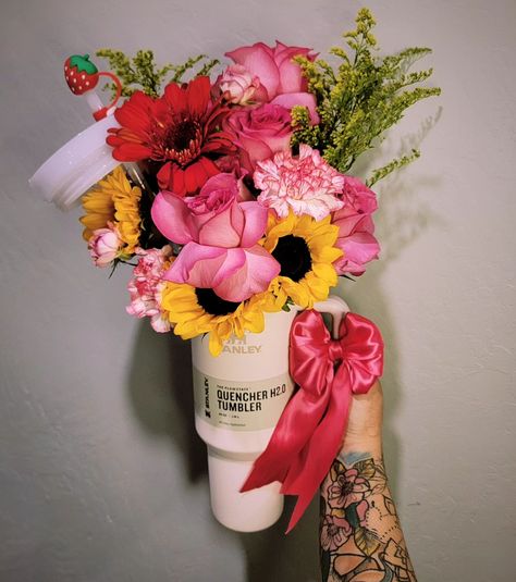 𝓡𝓪𝓯𝓯𝓵𝓮 winner 💖 #stanleyarrangement #stanleybouquet #rosebouquet #flowerbouquet #rosebouquet Stanley Flower Bouquet, Raffle Ideas, Ribbon Flowers Bouquet, Bday Gifts, Cute Gifts For Friends, Amarillo Tx, Flower Business, Creative Birthday Gifts, Easy Christmas Gifts