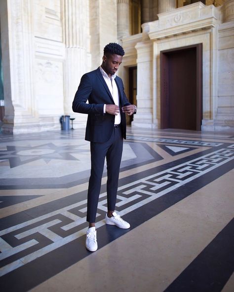 Black suit white shirt with white sneakers combination Black Suit White Shirt, Mens Suit Colors, Suits And Sneakers, Terno Slim, Sneakers Outfit Men, Black And White Suit, Blazer Outfits Men, Smart Casual Menswear, Black And White Nike