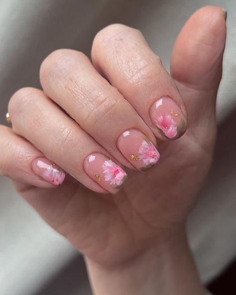 Fluffy Peonies @nails_luxeofficial brush D and art gels in valerian, wave length and bright white | Emily5 to save @the_gelbottle_inc Teddy for the base Golf leaf flakes off Amazon Inspo from @usti_na #floralnails #prettynails #delicatenails #flowernails #nailideas #springnails #summernails #naildesigns #showscratch #nailartist #BIABnails #biab #floralnailart #floralnailinspo #nails2inspire #nailartflowers #nailtrends Peonies Nails, Peony Nails, Floral Nail Art, Flower Nail Art, Valerian, Floral Nails, Flower Nails, Nail Trends, Nail Artist