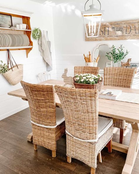 30 Lovely Farmhouse Dining Rooms for Family Gatherings Traditional China Cabinet, Farmhouse Dining Rooms, Beadboard Paneling, Windsor Dining Chairs, Classic Dining Room, White Shiplap Wall, Wicker Dining Set, Plate Rack, Wicker Dining Chairs