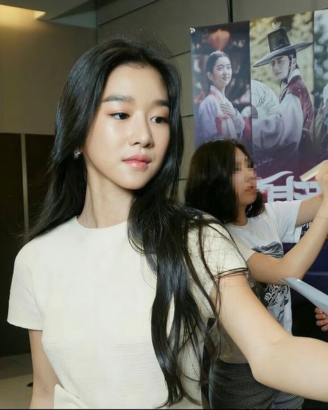 Seo Ye-ji Aesthetic, Seo Yeaji, Seo Yeji, Female Tattoo Models, Ye Ji, Seo Ye-ji, Black Curls, Beauty Icons, Korean Actresses