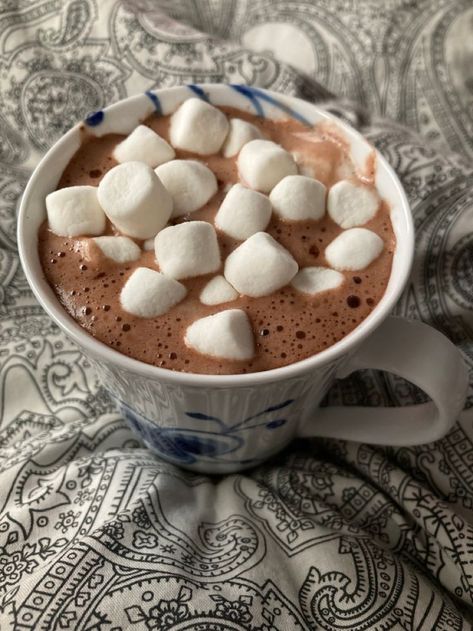 Hot Cocoa With Marshmallows, Chocolate Caliente Aesthetic, Food Cute Aesthetic, Chocolate Marshmallow Recipe, Hot Chocolate Aesthetic, Marshmallow Drink, Hot Chocolate With Marshmallows, Chocolate With Marshmallows, Chocolate Aesthetic