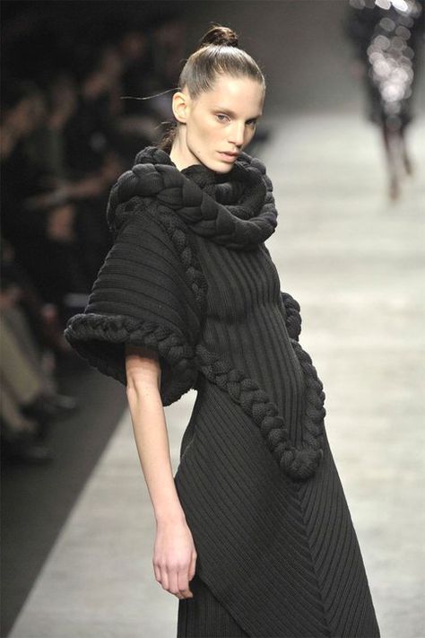 http://positivelycrochet.blogspot.hk/2011/11/extreme-knitwear-big-knits.html Knit Gown, Sculptural Fashion, Knitwear Inspiration, Big Knits, Chunky Knit Jumper, Chunky Knitting, Knitwear Fashion, Textiles Fashion, Beautiful Knitting