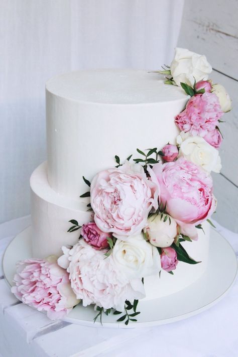 Wedding cake with amazing peonies // Wedding cake // Fresh flowers wedding cake // Lavender Bakery Cake With Peony Flowers, Peony Flower Wedding, Cake Fresh Flowers, Wedding Cake Peonies, Flower Wedding Cake, Lavender Wedding Cake, Peony Cake, Flowers Wedding Cake, Vegan Wedding Cake