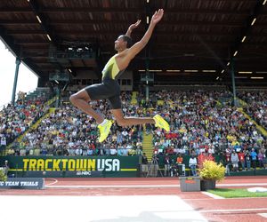 How To Triple Jump, Split Jump Exercise, Exercises To Jump Higher, Exercise For Long Jump, Track Long Jump, Proper Running Technique, Jump Workout, Vertical Jump Training, Short Person