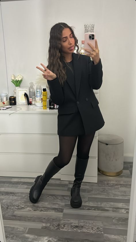 Outfits With Black High Heel Boots, Christmas Work Do Outfit, Midi Boots Outfits, Zara 2024 Winter, Ootd Blazer Noir, Kino Date Outfit, Blazer Boots Outfit, Outfit Blazer Noir, Ootd Classe