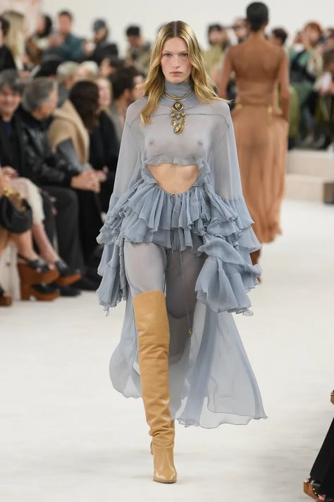 Chloé Fall 2024 Ready-to-Wear Runway, Fashion Show & Collection Review [PHOTOS] Chloe Outfit, Chloe Fashion, High Fashion Runway, Boho Chique, Affordable Swimwear, Trendy Swimsuits, Runway Trends, Fashion Show Collection, Fall 2024