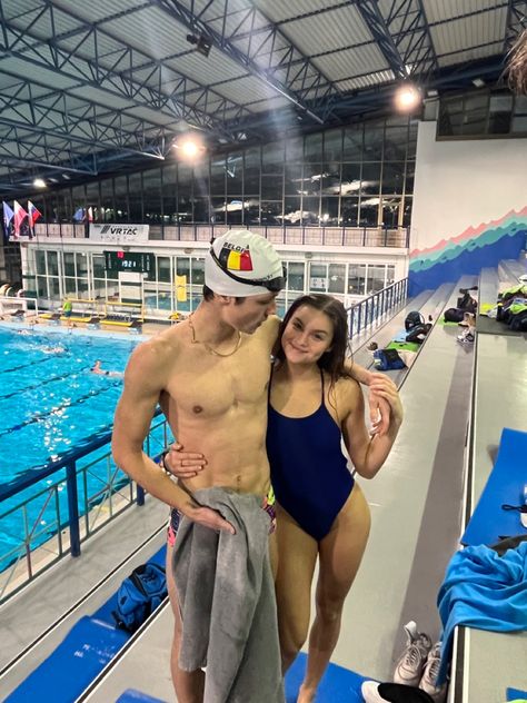 Waterpolo Boyfriend, Swim Team Couples, Swimmer Couple Goals, Swimmer Couple Aesthetic, Swimmer Boyfriend Aesthetic, Swim Couples Swimmers, Swimmer Girlfriend, High School Swim Team Aesthetic, Swimmer Couples