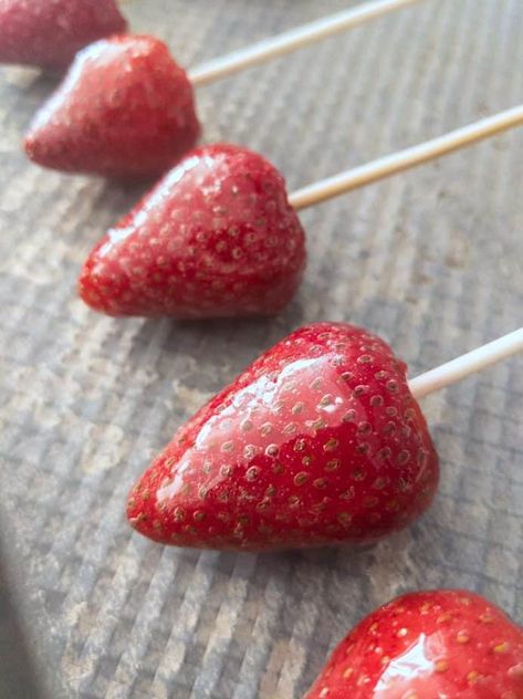 Japanese Candied Strawberries, Glass Strawberries Recipe, Candy Coated Strawberries, Glass Fruit Recipe, Candy Strawberries Recipe, Candied Berries, Fae Food, Candy Strawberries, Glass Strawberries