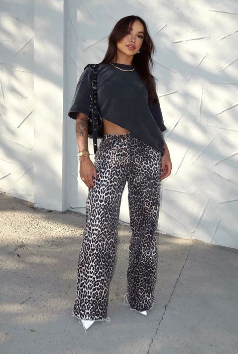 Printed Pants Outfits, Outfit Rock, Leopard Print Pants, Rock In Rio, Night Out Outfit, Looks Chic, Feminine Outfit, College Outfits, Outfits Casuales