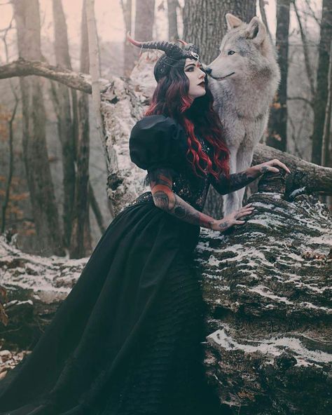 Crow Photography, Grace Neutral, Fox Photo, Monami Frost, Wolves And Women, Photos With Dog, Dog Photoshoot, Epic Photos, Halloween Photos