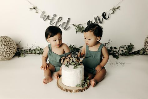 Twins Cake Smash Photoshoot, Cake Smash Photos Twins, Twin Smash Cake Pictures, Twins One Year Photoshoot, Twin First Birthday Photoshoot, Twins First Birthday Photoshoot, Twin Smash Cake, Cake Smash Twins, Cake Smash Wild One