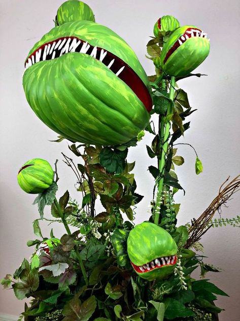 DIY Man-Eating Plant For Your Halloween Decor! Spook your trick-or-treaters this Halloween with this scary DIY. Diy Halloween Apothecary Jars, Man Eating Plant, Halloween Decor Diy, Dollar Store Halloween, Plantas Vs Zombies, Diy Halloween Decor, Creation Art, Halloween Tattoo, Garden Wallpaper