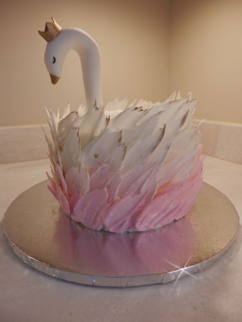 Chocolate Feathers, Vom Avea Un Copil, Swan Cake, 1st Birthday Girl Decorations, Flamingo Cake, Ballerina Birthday Parties, Animal Cakes, Beautiful Birthday Cakes