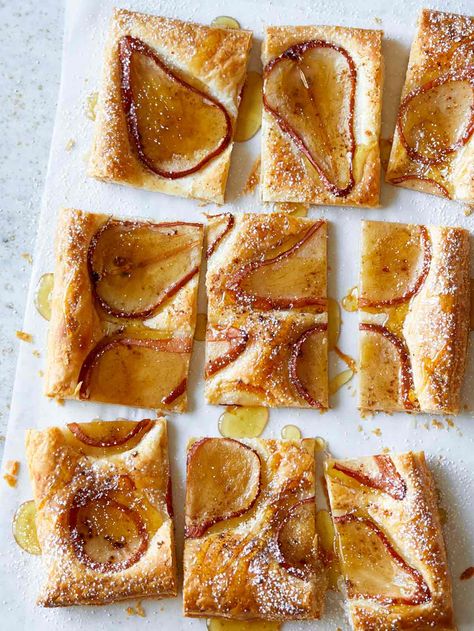 Pear Tart Recipe, Caramelized Pear, Spinach Puff Pastry, Spoon Fork Bacon, Breakfast Pastry, Pear Dessert, Pear Tart, Puff Pastry Tart, Beautiful Breakfast