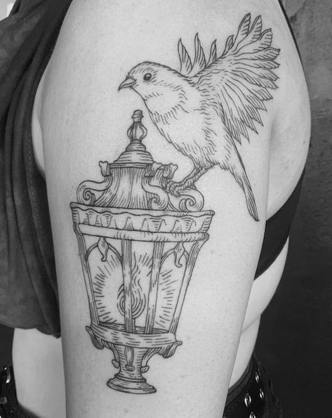 Nightingale and the lamp nurse tattoo by @liberatedink Lamp Tattoo, Tato Minimal, Lantern Tattoo, Nurse Tattoo, Inspiration Tattoos, Spooky Tattoos, Gothic Tattoo, Dark Art Tattoo, Tattoo Art Drawings