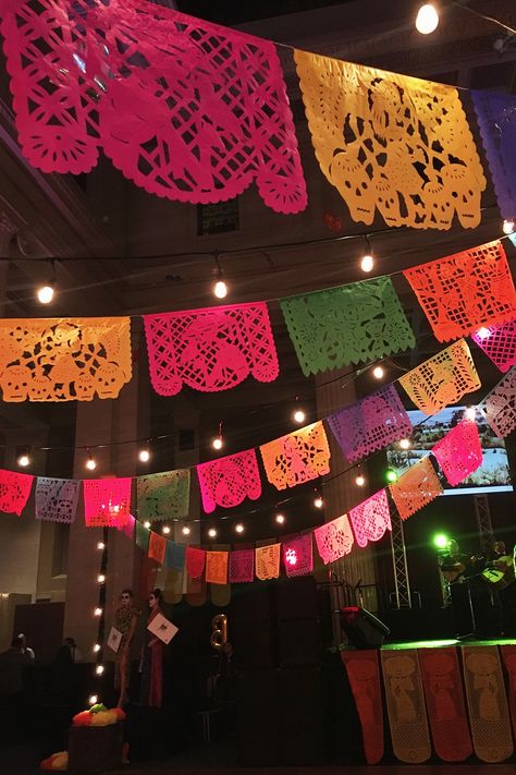 Latina Birthday Party Ideas, Decoration Mexican Party, Mexican Booth Decoration, Mexican Style Birthday Party Decorations, Fiesta Theme Party Aesthetic, Latin Decorations Party, Traditional Mexican Birthday Party, Latina Party Decorations, Latino Birthday Party Ideas