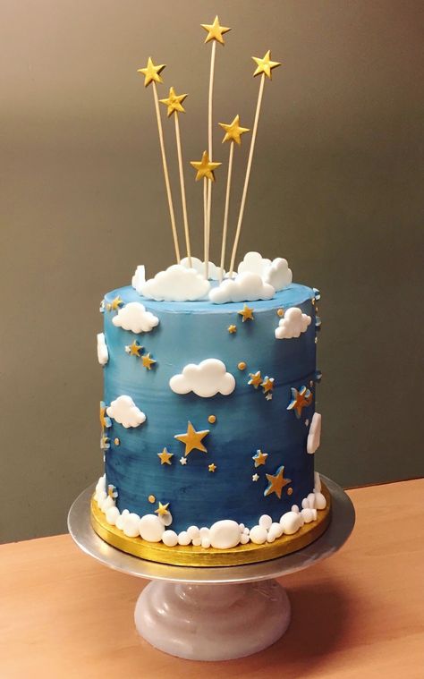 Moon Birthday Cake, Birthday Cake Gold, Birthday Cake Buttercream, Kue Macaroon, Baby Boy Birthday Cake, Moon Birthday, Thematic Cake, Cloud Cake, Idee Babyshower