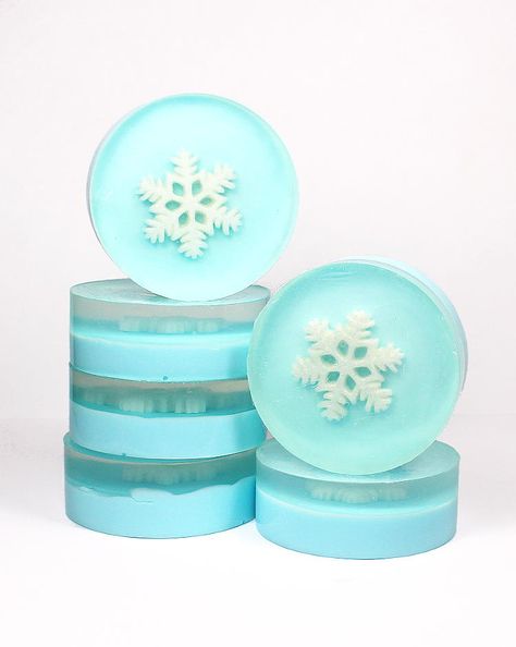 DIY Snowflake Soap Favors for Weddings, Teacher Gifts and Co-Workers - Soap Deli News Snowflake Soap, Diy Christmas Snowflakes, Diy Snowflake, Soap Melt And Pour, Diy Stocking Stuffers, Soap Wedding Favors, Diy Stockings, Christmas Soap, Snow Flakes Diy