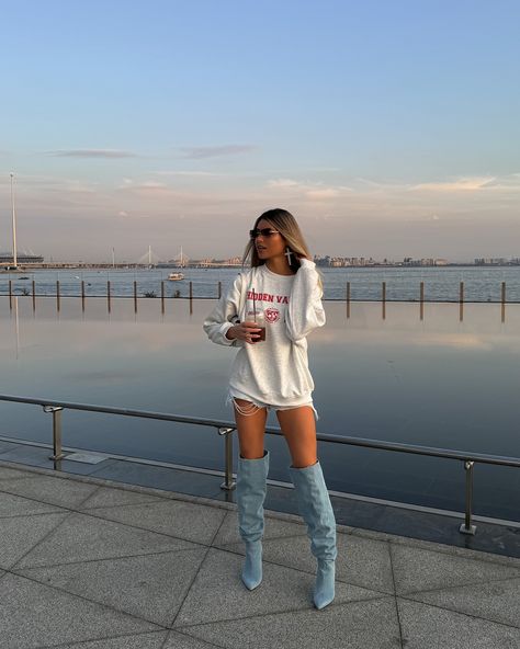 denim shoes outfit 🏙️🪄 Denim Boots Outfit Black Women, Denim Shoes Outfit, Denim Boots Outfit, Heels Boots Outfit, Outfit Botas, Black Boots Outfit, Denim Shorts Outfit, High Boots Outfit, Denim Heels