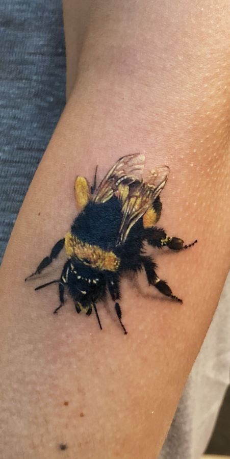 Bumble Bee Tattoo Realistic, 3d Bumble Bee Tattoo, Realistic Bumblebee Tattoo, 3d Bee Tattoo, Realistic Insect Tattoo, Bee Tattoo Realistic, Realistic Bee Tattoo, Bee Tattoo Meaning, Bumblebee Tattoo