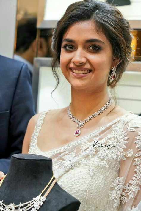 Bridesmaid Hair Inspo, Desi Vibes, Hair Style On Saree, Saree Hairstyles, Keerthi Suresh, Engagement Hairstyles, Keerthy Suresh, Celebrity Casual Outfits, Bridal Hair Buns